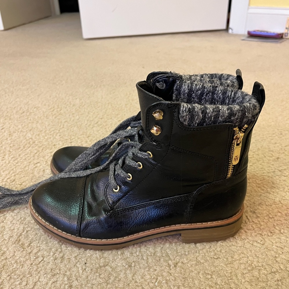 Tommy Hilfiger black boots with sweater lining